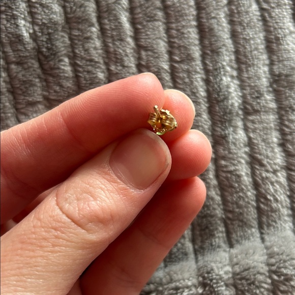 Elegant 14K Green Heart Stud Earrings - Picture 3 of 6